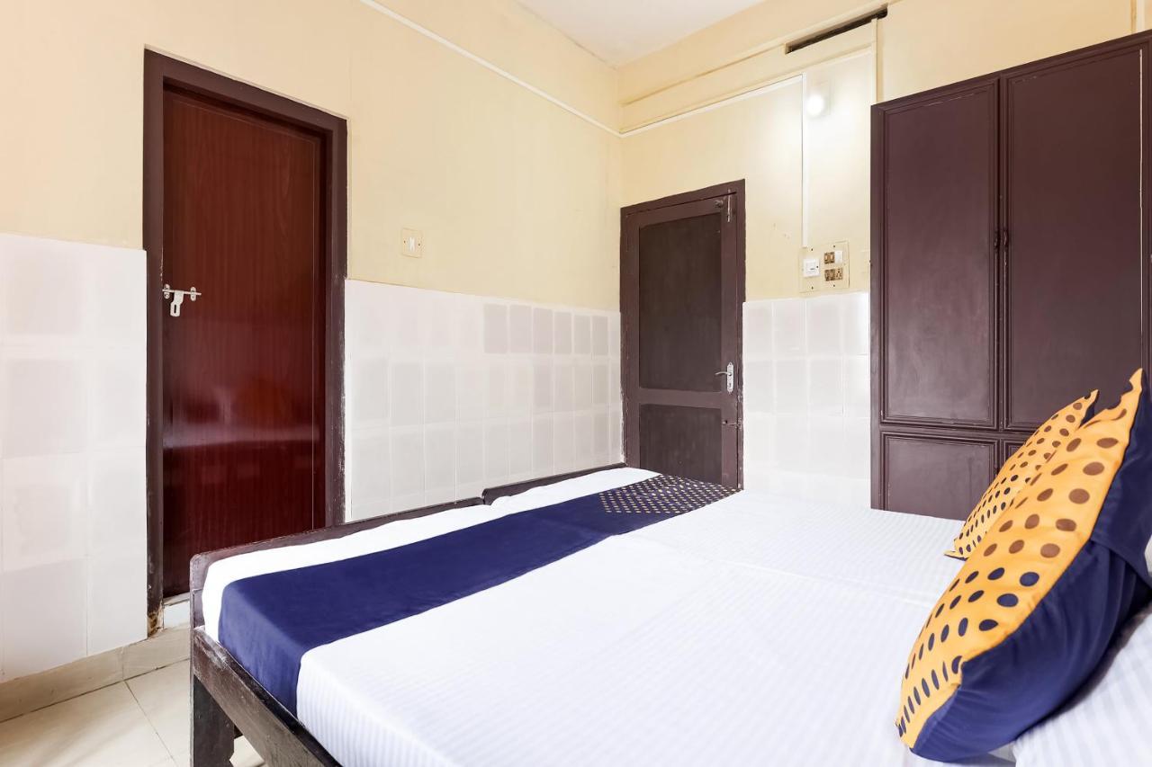 Spot On 60665 Royal Tourist Home Valancheri Экстерьер фото