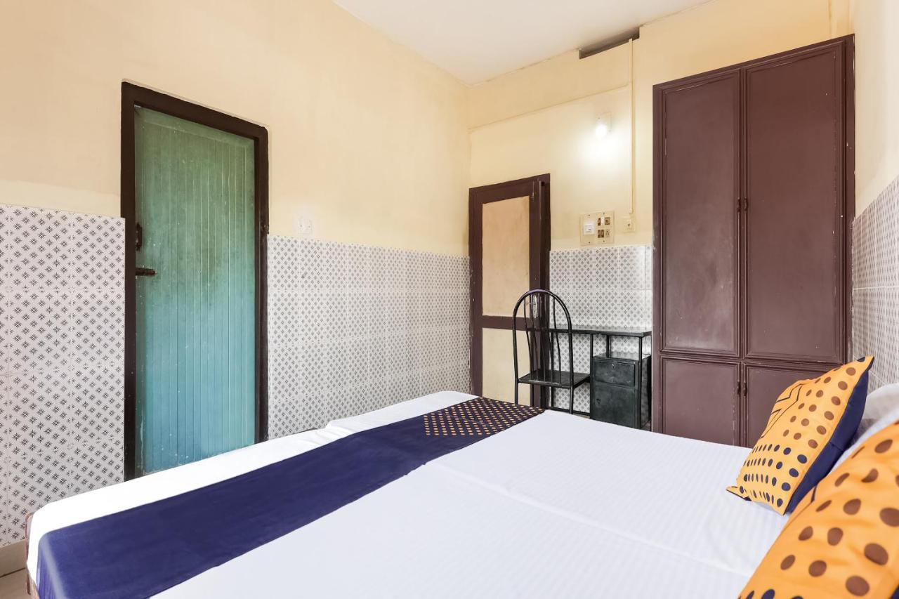 Spot On 60665 Royal Tourist Home Valancheri Экстерьер фото